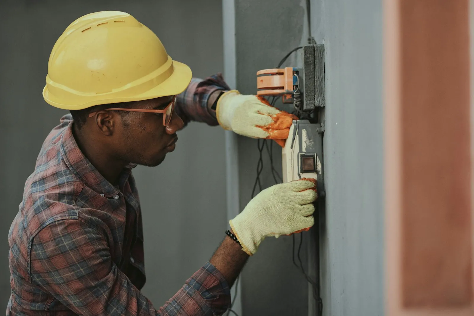 Elektriker verdrahtet eine Installation beim Kunden