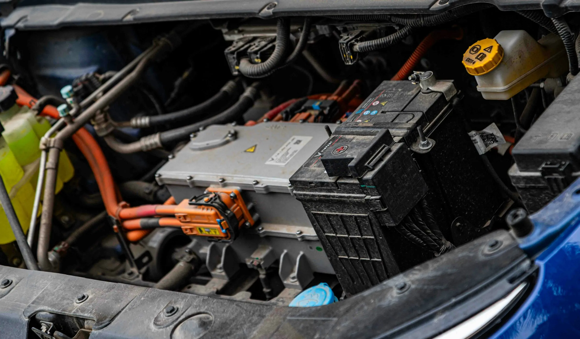 Leistungselektronik eines Elektrofahrzeugs mit orangefarbenen Hochvoltkabeln und Steckverbindern