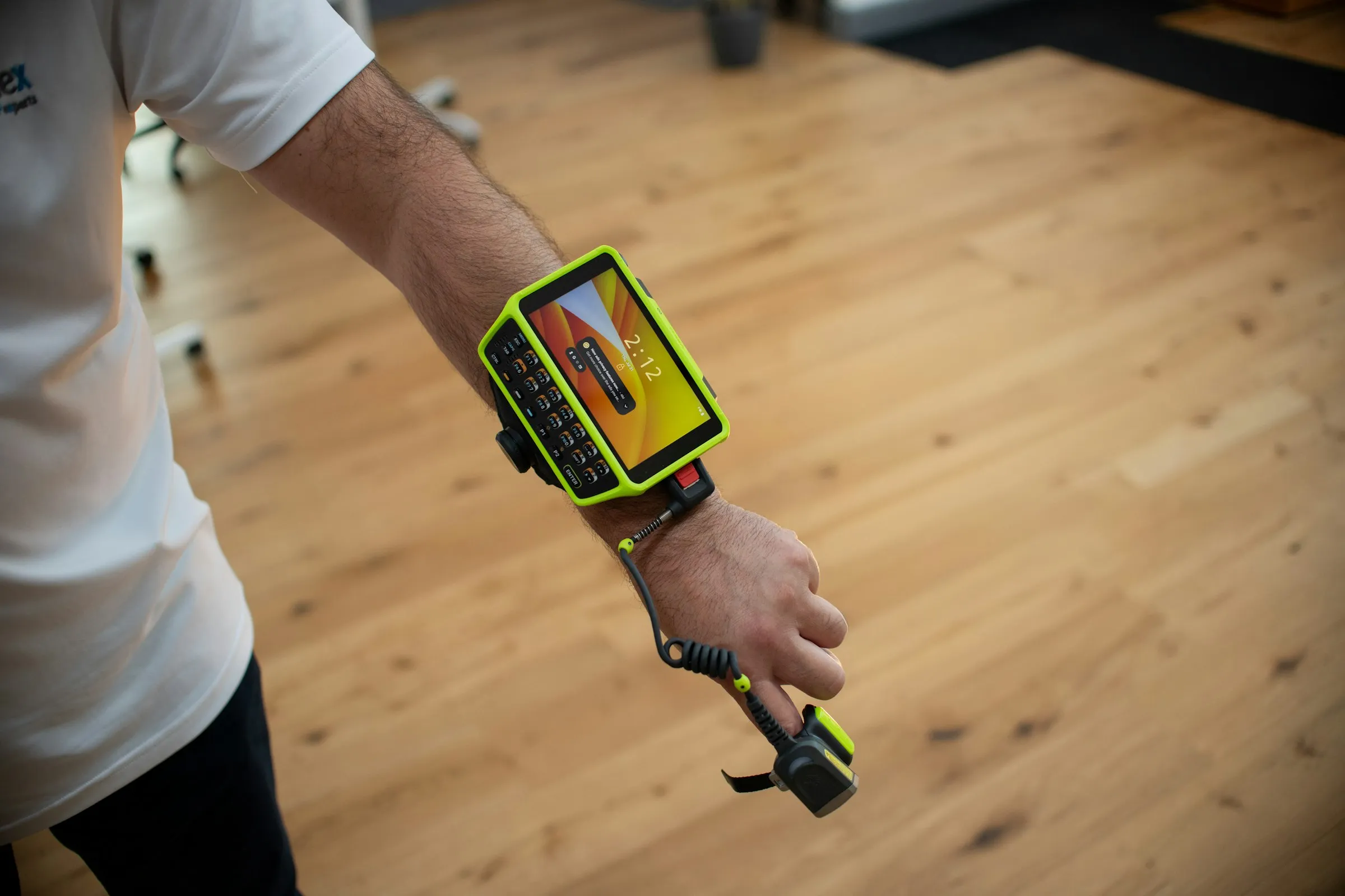 Am Unterarm getragener Barcode-Scanner mit Fingerauslöser