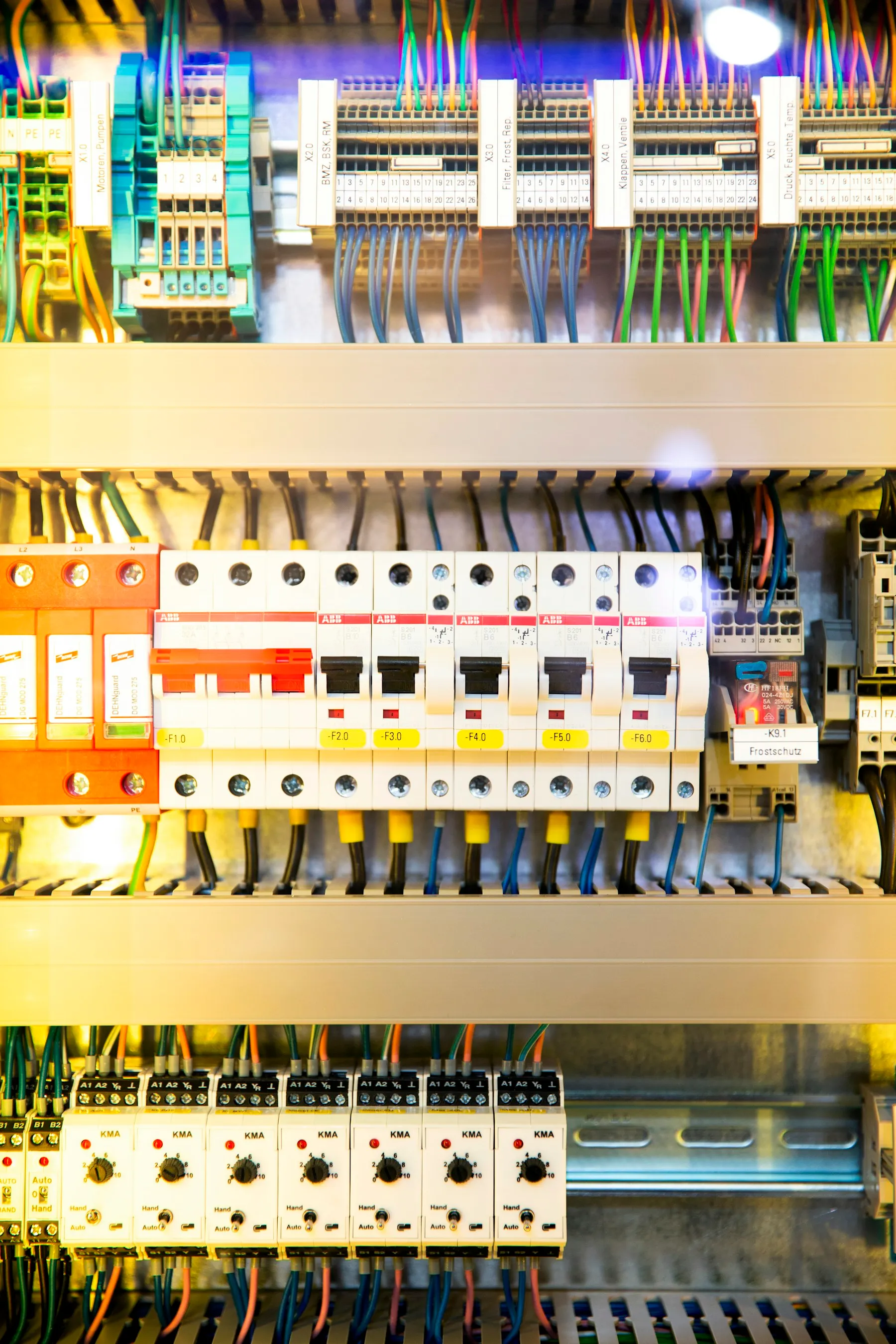 Geöffneter Schaltschrank mit Klemmleisten, Sicherungsautomaten und Steuermodulen